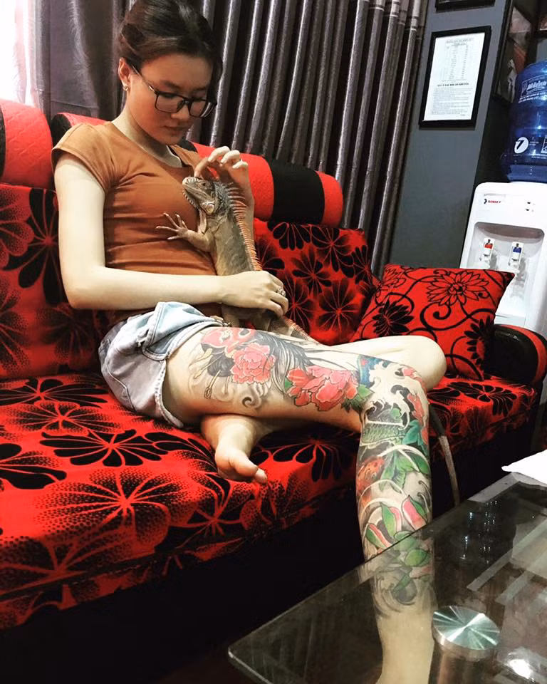 Ngoài sở thích xăm hình, Thùy Trang còn dành tình yêu với xe phân khối lớn. Việc thường xuyên cưỡi chiếc xe phân khối lớn và để lộ hình xăm kín chân khiến 9X này trông cá tính và khác biệt. Ảnh trong bài: FBNV.