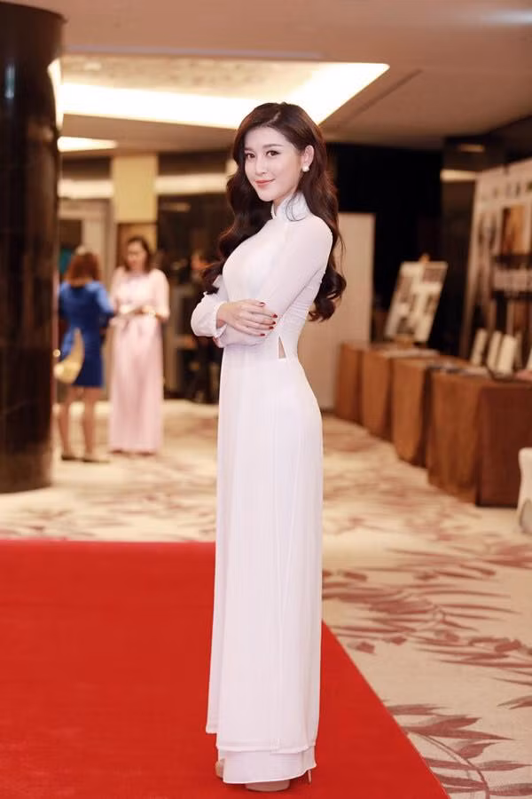 Á hậu Huyền My chẳng khác gì nữ sinh khi diện lên mình bộ áo dài trắng.