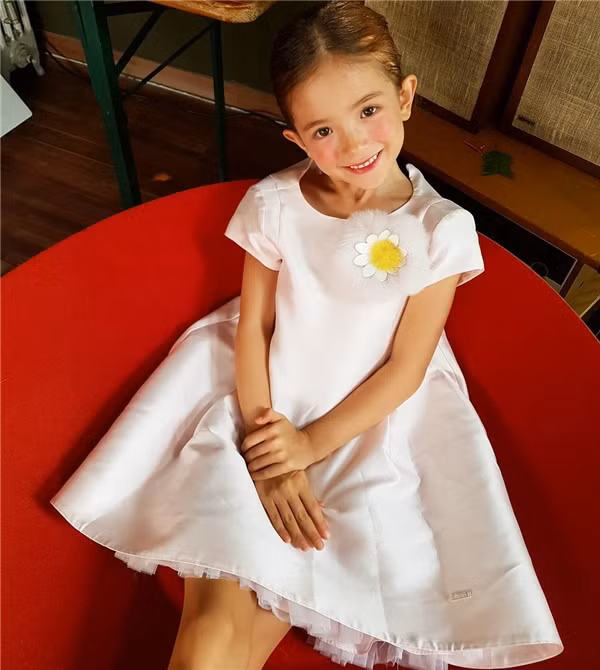 Từ nhỏ, Louie đã thường xuyên xuất hiện trong các MV, quảng cáo của làng giải trí Hàn Quốc.