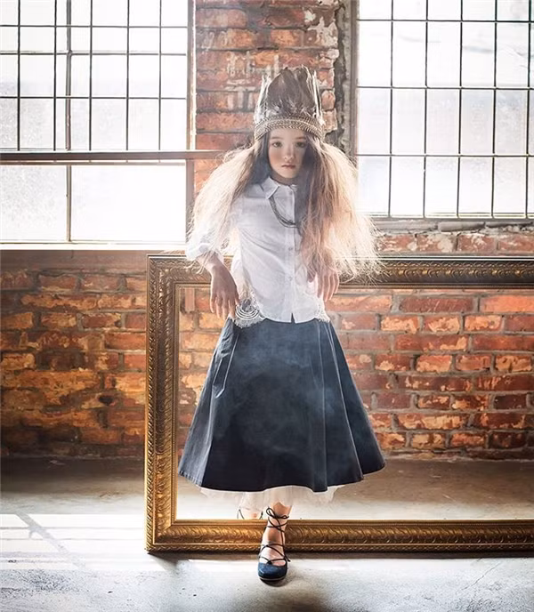 Hiện tại thiên thần nhí có hai dòng máu này có rất nhiều fan hâm mộ trên mạng xã hội và riêng trang cá nhân của Louie đã có hơn 76.000 người theo dõi.