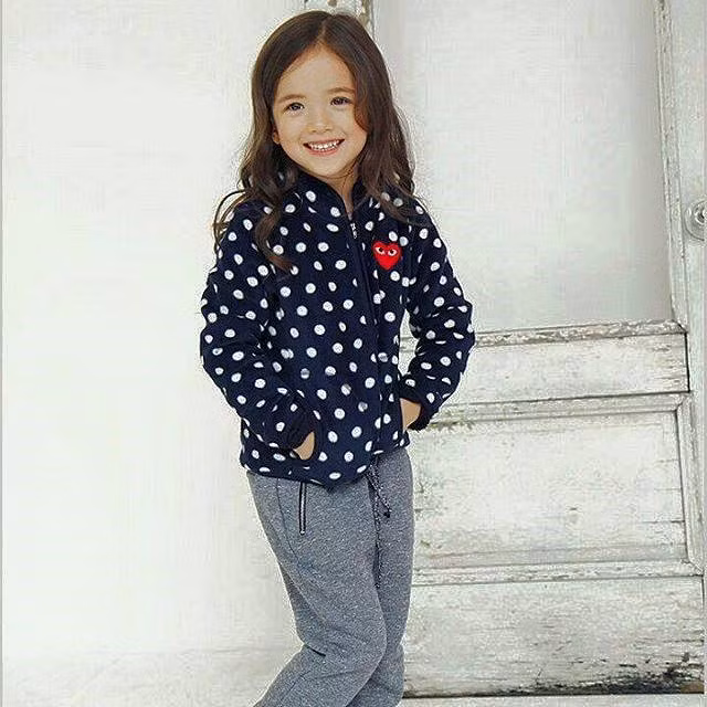 Mặc dù còn rất nhỏ tuổi nhưng khả năng diễn xuất trước ống kính của Louie là khá xuất sắc và không có cảm giác bị ngợp như các đàn chị đi trước.