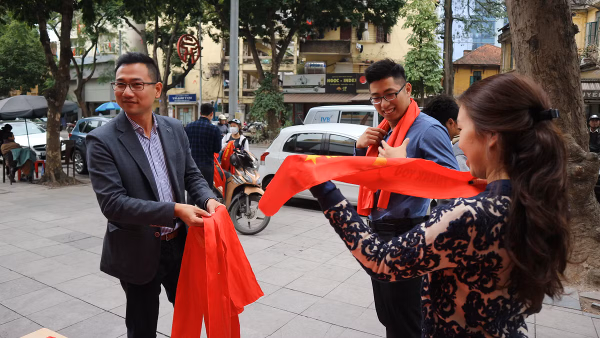 Nhiều người còn xin thêm khăn cổ động để cùng lan truyền sức nóng đến bạn bè cũng như người thân trong gia đình.