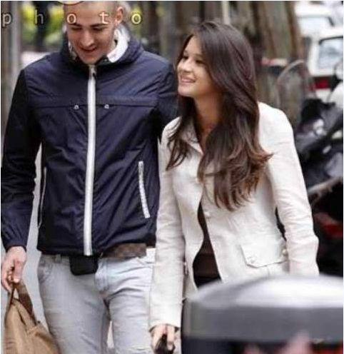 Những cuộc tình của Benzema thường chỉ tính bằng tháng. Khi việc cặp kè với Michell còn chưa lắng xuống thì chân sút người Pháp lại khoe “hàng mới” có tên là Chloe. 