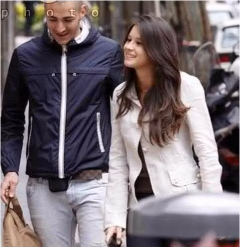 Những cuộc tình của Benzema thường chỉ tính bằng tháng. Khi việc cặp kè với Michell còn chưa lắng xuống thì chân sút người Pháp lại khoe “hàng mới” có tên là Chloe. 