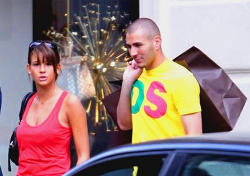 Chia tay Nataly Correa chưa được lâu, báo giới lại bắt gặp Benzema tay trong tay rất tình tứ trên phố với siêu mẫu Michell. Nhưng rồi, sắc đẹp của Michell cũng không đủ sức để níu chân Benzema.