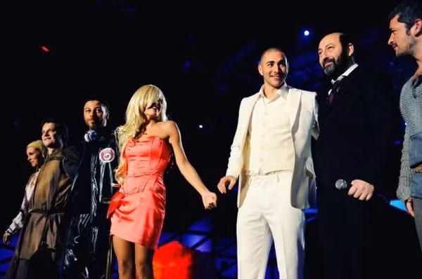 Kể từ đó, cặp đôi thường xuyên có những buổi hẹn hò, đi chơi cùng nhau và có những cử chỉ thân mật. Cuộc tình với nữ danh ca đồng hương của Benzema cũng "chết yểu" khi 4 tháng sau, cặp đôi này công bố đã đường ai nấy đi.