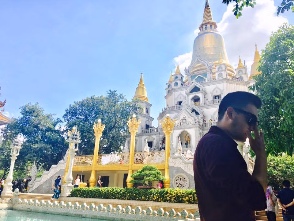 Rất nhiều ý kiến trái chiều về clip ghi lại hình ảnh của Trà Duy khi làm shipper như "làm màu" hay "câu like" nhưng không thể phủ nhận được độ điển trai, hút sự thu hút của cậu bạn này với các chị em. Ảnh trong bài: FBNV. 