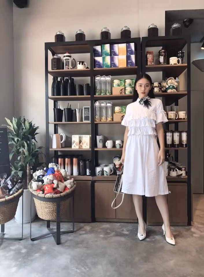 Trên trang cá nhân của Diệu Linh không khó để kiếm những bức ảnh thời trang của cô nàng thuộc thế hệ 10X này.