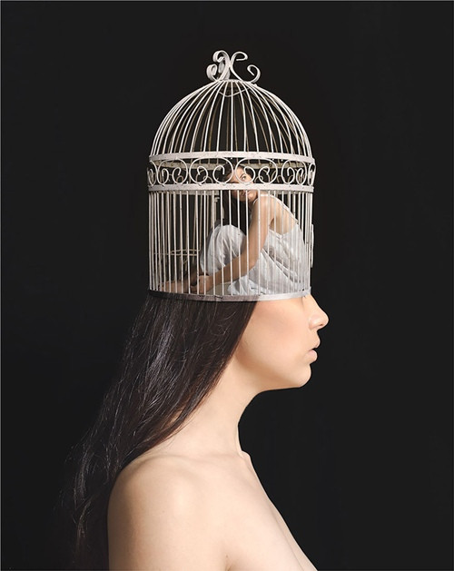 Tâm trí của những người mắc căn bệnh này bí bách. Họ ví trí não họ như cái lồng. Nơi họ sợ hãi, run rẩy và buộc phải che giấu cảm xúc của bản thân.