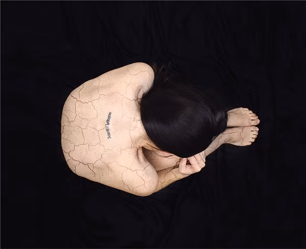 Sống trong cảm giác trầm cảm lâu những người mắc bệnh sẽ thấy cơ thể mình như sa mạc với những vết nứt nẻ.