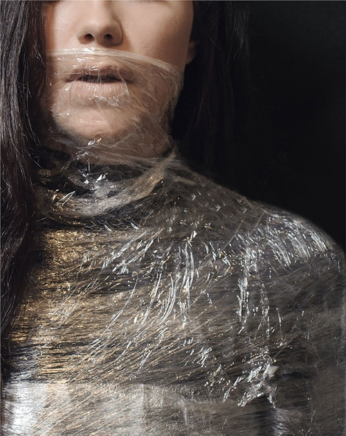 Lấy từ những cảm giác mình đã phải trải qua mà tác giả đưa vào bộ ảnh trầm cảm này. Chính vì vậy nó miêu tả hết sức sống động những bế tắc, những trầm uất.