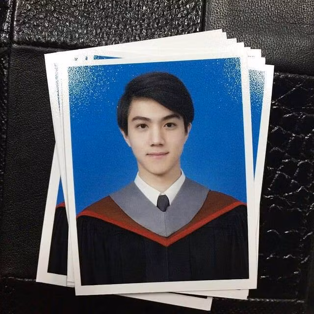 Ảnh thẻ là góc ảnh khiến nhiều bạn trẻ cảm thấy thiếu tự tin bởi vẻ nghiêm túc, căng thẳng và bao nhiêu khuyết điểm cứ thế mà phô ra. Cũng chính là lý do ảnh thẻ trở thành những tấm ảnh mà bất kì ai trong chúng ta cũng muốn giấu nhẹm đi khi được hỏi đến.