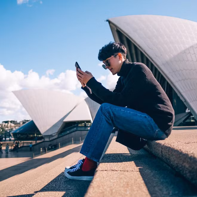 Không chỉ điển trai, Bruce còn là một anh chàng được quan tâm tại xứ chùa vàng. Instagram cá nhân của Bruce hiện có hơn 75.000 người theo dõi.