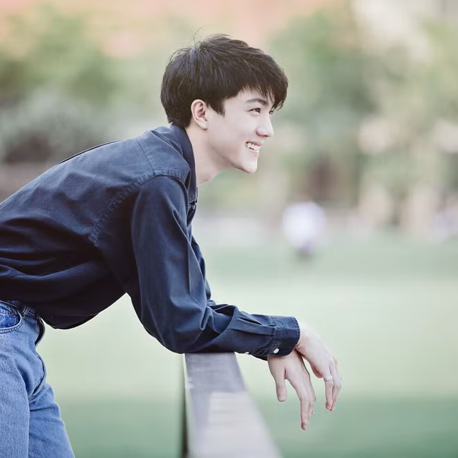 Bruce đã làm nghề tiếp viên hàng không được gần 2 năm. Anh chàng thường xuyên cập nhật những hình ảnh trong công việc và cuộc sống lên mạng xã hội và thu hút sự chú ý của khá nhiều fan hâm mộ.