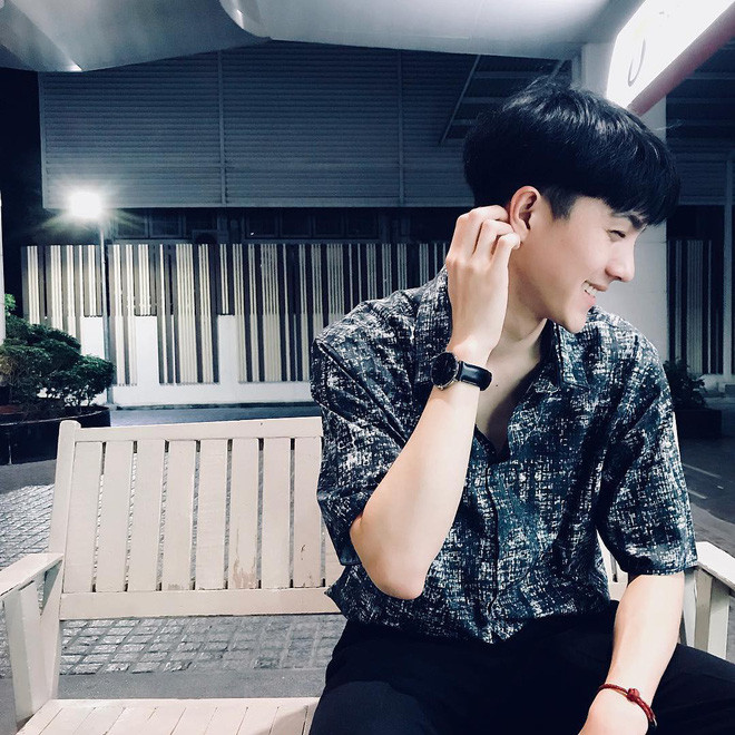 Tấm ảnh thẻ khiến Bruce nổi tiếng được chụp trong ngày tốt nghiệp đang khiến cư dân mạng Việt Nam xôn xao bởi vẻ ngoài điển trai, dễ mến.