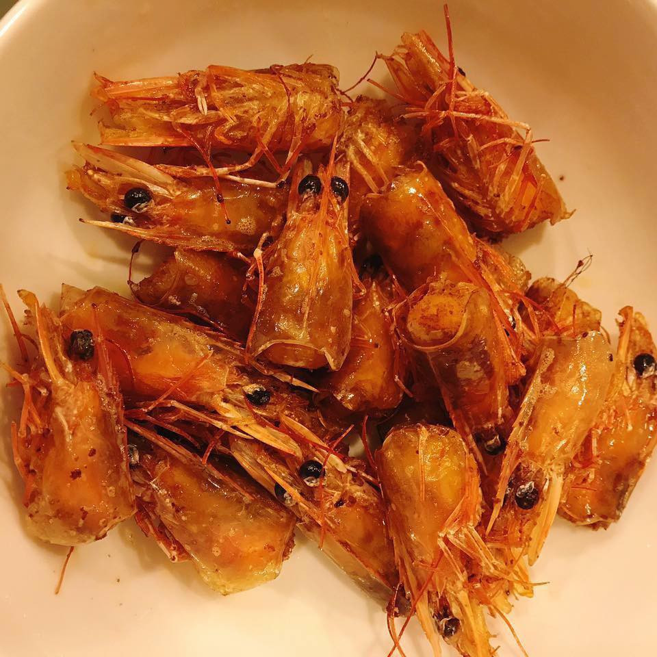 Bên cạnh đó, thành viên trên cũng chia sẻ dòng suy nghĩ rằng: ''Nhà các bạn có đứa em gái thích ăn đầu Tôm giống em mình không? Mình thấy nó làm đầu tôm chăm chút, tỉ mỉ còn hơn cả quán nhậu làm ấy. Tất nhiên đừng ai hỏi đuôi đâu nhé, vì tớ ăn rồi''.