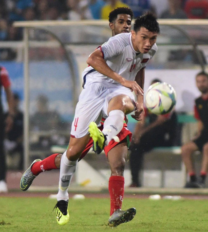 Hai trận đấu với Brunei và Indonesia, HLV Park Hang-seo đã rút Văn Hậu về đá trung vệ phần nào giảm đi sự nguy hiểm của cầu thủ này. Nếu được nhả về cánh trái sở trường, chắc chắn cầu thủ 19 tuổi này sẽ có cách khiến U23 Thái Lan không thể lên bóng.