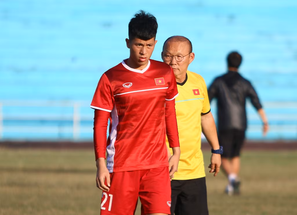 Trong trận đấu đội tuyển U23 Việt Nam giành chiến thắng 1-0 trước Indonesia đã có lúc hàng thủ thi đấu chệch choạc khiến HLV Park Hang-seo phải đưa Đình Trọng vào sân. Trung vệ này có khả năng chỉ huy tốt các đồng đội thi đấu xung quanh và sẵn sàng có những pha lăn xả để cản phá đối phương.