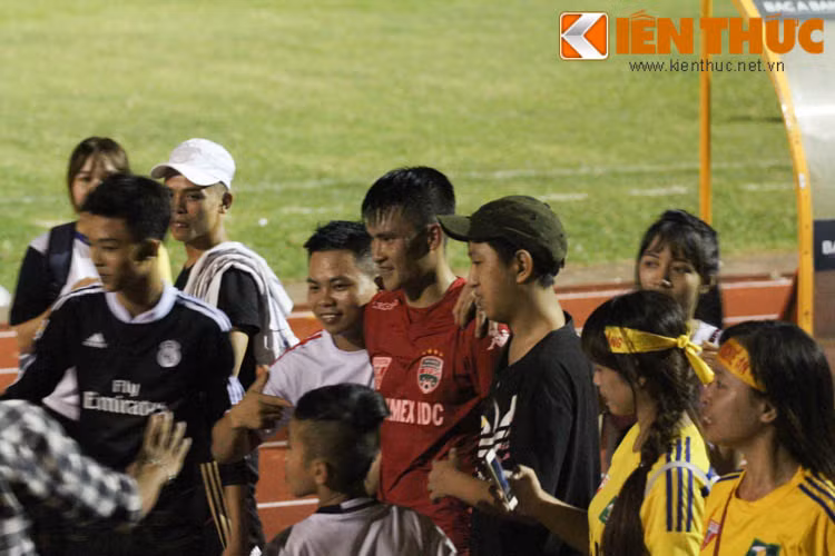 Công Vinh trong sự săn đón của các CĐV SLNA để xin chụp ảnh chung và xin chữ ký.