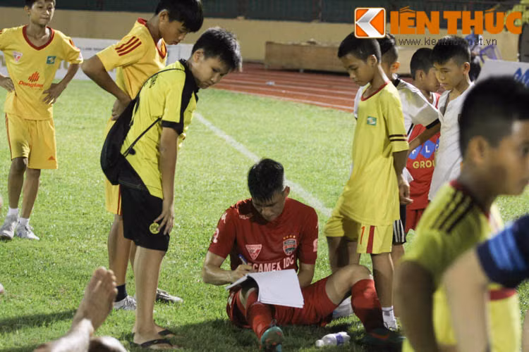 Ngay sau khi tiếng còi của trận đấu vang lên, các khán giả có mặt trên sân Vinh đã tràn xuống sân để chào hỏi, nói chuyện, xin chữ ký và chụp ảnh lưu niệm với những cựu binh xứ Nghệ.