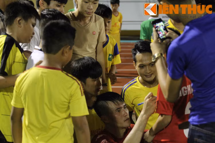 Có thể nói, những cầu thủ xứ Nghệ như Công Vinh, Trọng Hoàng hay Âu Văn Hoàn luôn sống và in sâu trong tim những CĐV của CLB SLNA bởi họ là lứa thế hệ cầu thủ tài năng mà mảnh đất bạt ngàn gió Lào và nghèo khó này từng sản sinh ra.