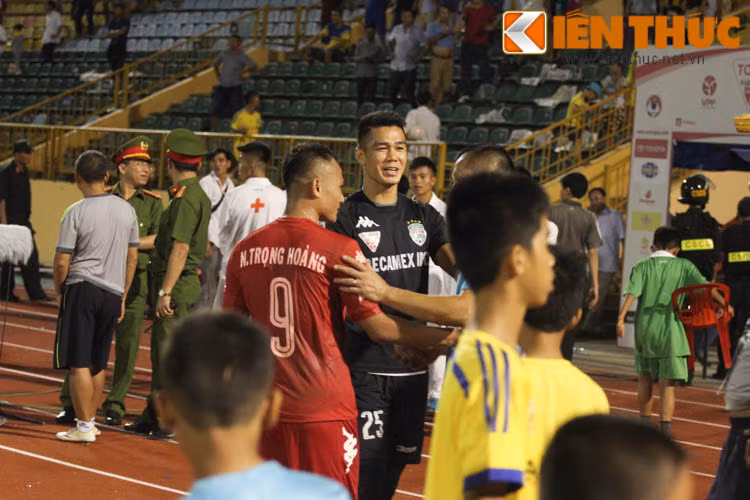 Thủ môn Đức Cường, tiền vệ Trọng Hoàng được HLV trưởng của CLB SLNA là Ngô Quang Trường ân cần hỏi thăm. Ảnh: Sóng Nghệ.