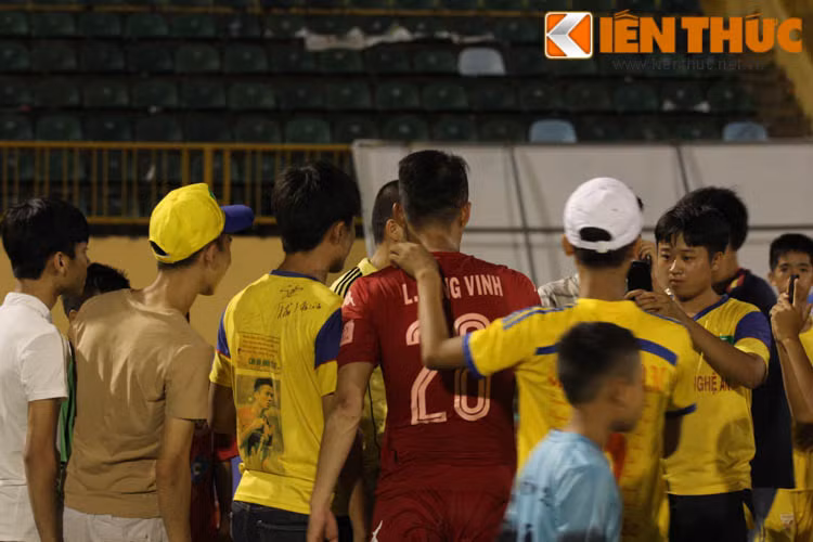 Lần trở về này của những cựu chiến binh xứ Nghệ được sưởi ấm bằng bàn tay nhân ái của các CĐV quê nhà, cho dù họ đã nhận thất bại 0-2 trước đội bóng cũ.