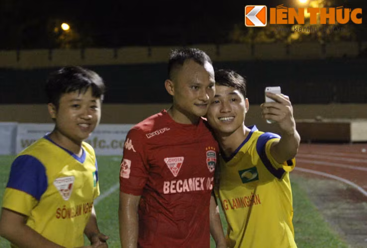 Trọng Hoàng chụp ảnh chung cùng NHM sân Vinh trong cuộc trở về đầy ý nghĩa và xúc động này.