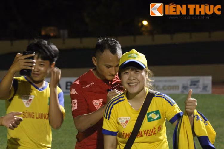 Ngoai Âu Văn Hoàn nhận đủ thẻ nên không ra sân và thủ môn Đức Cường dự bị, thì 2 cầu thủ còn lại là Trọng Hoàng và Công Vinh thi đấu đủ 90'.