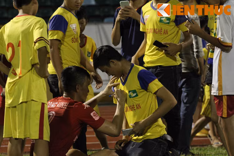 Kết quả dưới sân của trận đấu này không còn quan trọng, khi mà cả hai đội không còn mục tiêu nhiều tại V.League năm nay. Tuy nhiên. điều đáng chú ý đó là những cầu thủ xứ Nghệ đang thi đấu cho Becamex Bình Dương như Công Vinh, Trọng Hoàng hay Âu Văn Hoàn được CĐV đón rất nồng nhiệt.