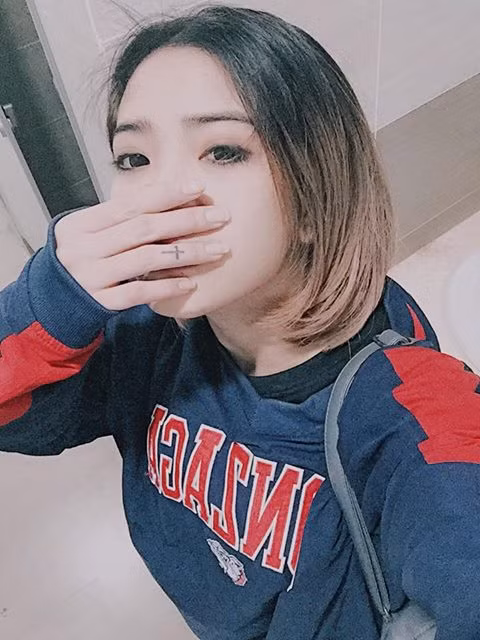  Nữ dancer 9X Hải Phòng này được nhiều người chú ý tới bằng ngoại hình xinh đẹp và cực chất với làn da trắng mịn màng, khuôn mặt v.line thời thượng, đôi mắt sắc các tính và mái tóc liên tục đổi màu cực chất.