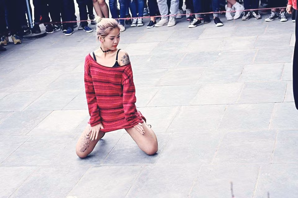 Những bước nhảy quyến rũ, phong cách thời trang "chất" và cá tính khá "dị" đã mang Hàn Kiều Vy, cô nàng sinh 1999 đến với NHM.