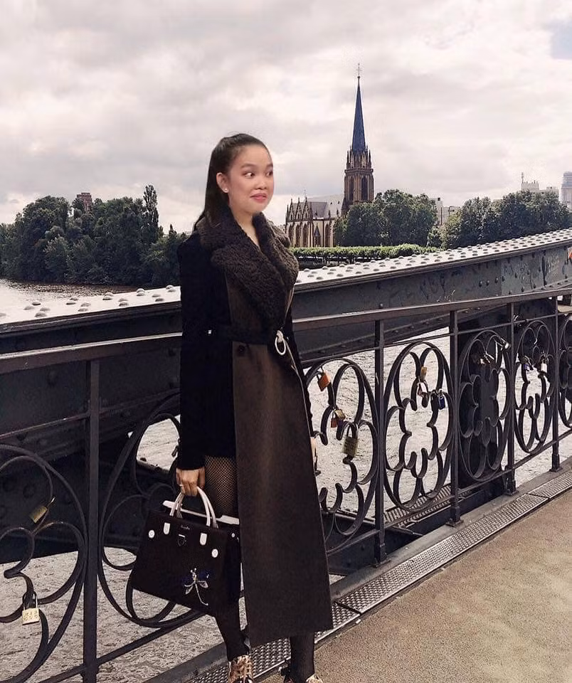 Không chỉ giúp Thùy Dương tới châu Âu thỏa ước nguyện, dân mạng còn hào phóng sắm cho cô nàng không ít đồ hiệu diện lên người.