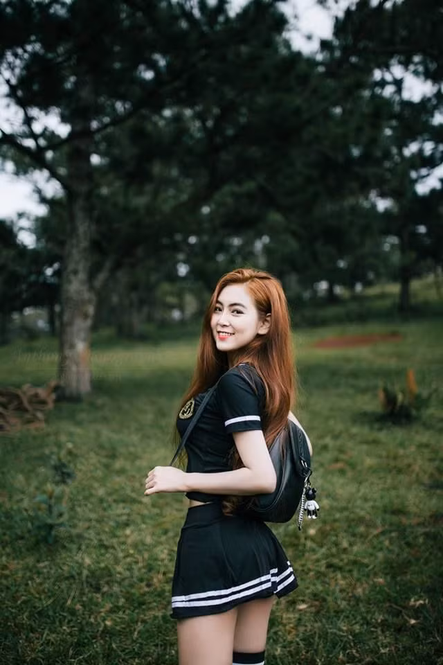 Trần Thị Nam Trân hay Trân Trần là cái tên được cộng đồng mạng vô cùng ngưỡng mộ bởi nhan sắc và đặc biệt là vòng eo chẳng thua kém gì "nữ hoàng nội y" Ngọc Trinh. Tuy nhiên, ít ai biết rằng, cô gái này còn là cô giáo mầm non tương lai.