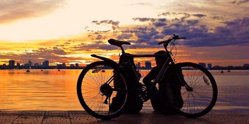 Đối với những bạn trai muốn tỏ tình, Hồ Tây thực sự là không gian lý tưởng; bạn có thể tận dụng con đường vắng này để tạo nên những pha tỏ tình bất ngờ và lãng mạn nhất cho bạn gái như thắp nến, xếp hoa hồng.