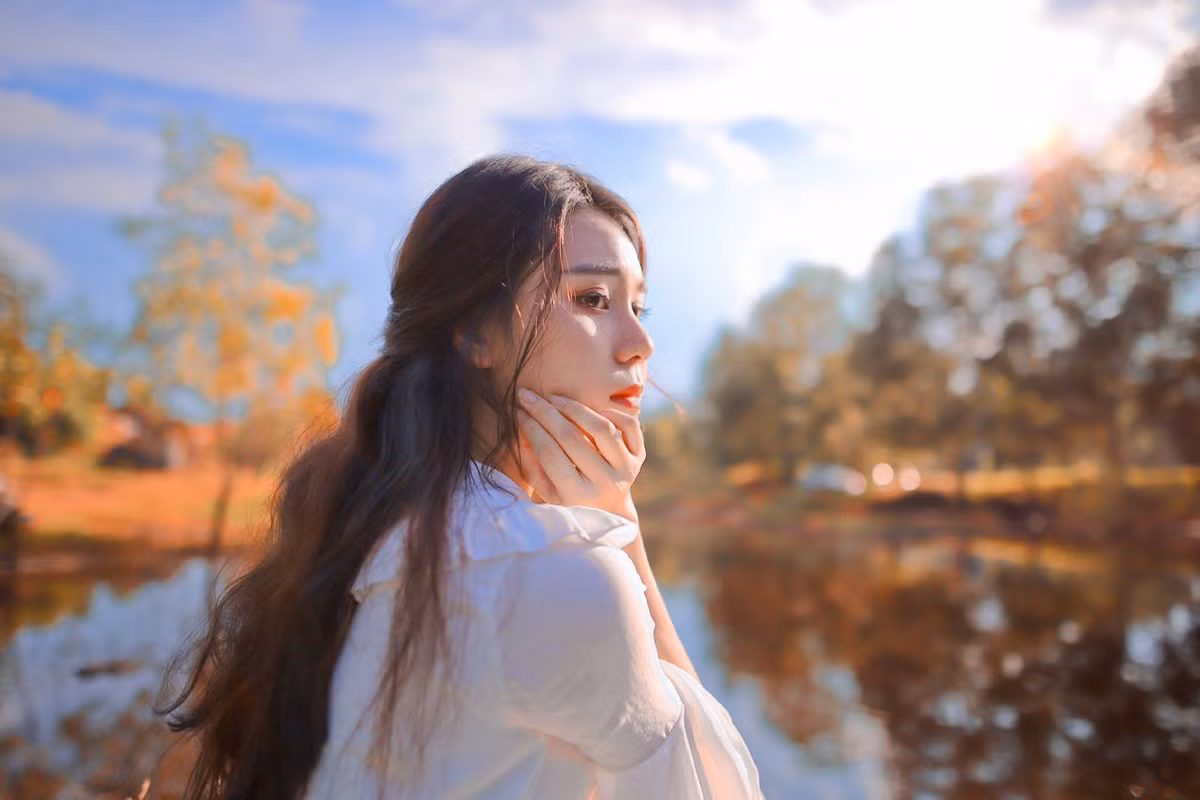 Tìm vào Facebook cá nhân của Yến Mỹ, cô thường xuyên chia sẻ những bức ảnh đời thường vô cùng xinh đẹp. Cô gái quê Đồng Nai tận dụng thế mạnh ngoại hình để tự làm mẫu ảnh cho thương hiệu thời trang do cô làm chủ.