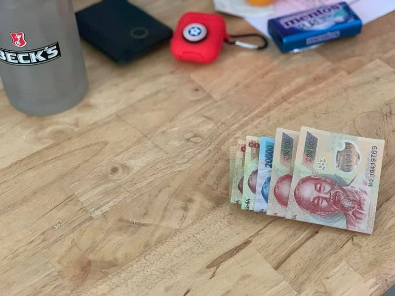 Kèm theo đó là bức hình những đồng tiền polime được tráng rửa sạch sẽ dưới nước và phơi khô trên nồi cơm điện. Hoàn tất quy trình sẽ là xếp tiền lại ngay ngắn, tiền lẻ một bên, tiền chẵn một bên theo thứ tự từ nhỏ đến lớn.