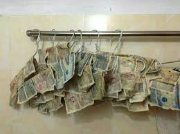 Một số chị em cũng nhiệt tình chia sẻ các thói quen "xấu" dùng tiền khi đi chợ như hay vo tròn tiền một cục, để lộn xộn trong ví, thậm chí là đôi khi đi mua hàng cũng chẳng biết trong ví mang theo bao nhiêu tiền.