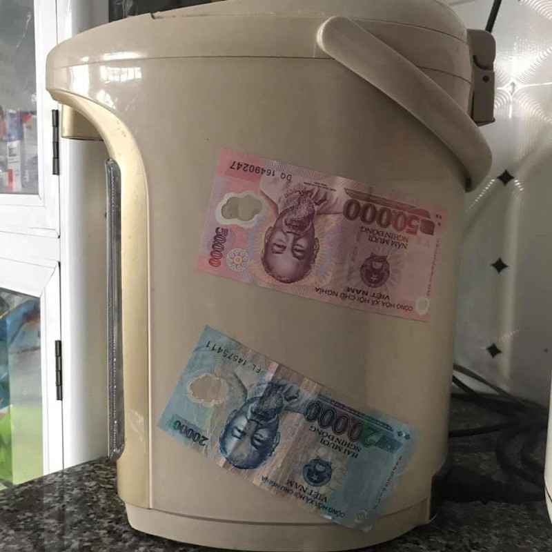 Mới đây, câu chuyện về thói quen rửa tiền và sau đó phơi khô sau mỗi lần đi chợ, đã thế còn xếp ngay ngắn đồng nào ra đồng đấy của cô bạn này đã được đăng tải và nhận được hàng nghìn sự đồng tình của hội chị em.