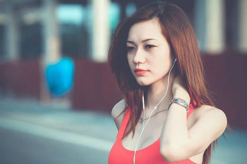 Ngay sau khi bị cư dân mạng tìm thấy trang cá nhân của mình, Phương Anh nhận được rất nhiều lời mời kết bạn từ các cư dân mạng và đã có hẳn một hội đam mê sắc đẹp của cô gái này.