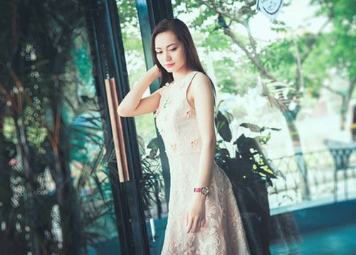 Với nhan sắc “chim sa, cá lặn” cùng việc say sưa hát Quốc ca, Phương Anh đã thu hút rất nhiều sự chú ý của các CĐV có mặt trên khán đài cũng như ống kính máy quay.