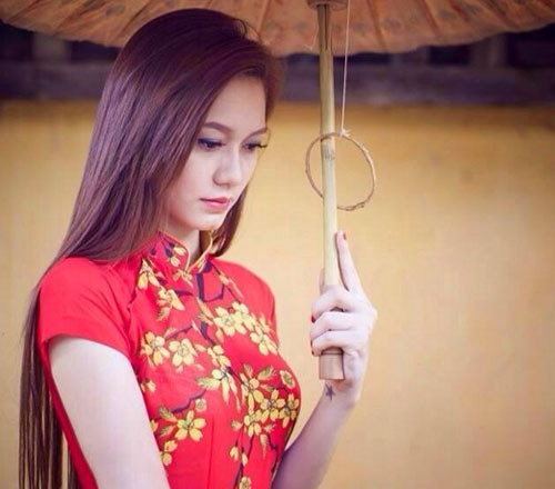 Khi còn ở Việt Nam, cô mỹ nữ họ Nhiếp đã từng tham gia cuộc thi sắc đẹp của một trò game được ưa chuộng tại Việt Nam. Nhưng cô chỉ dừng chân tại Top 20.