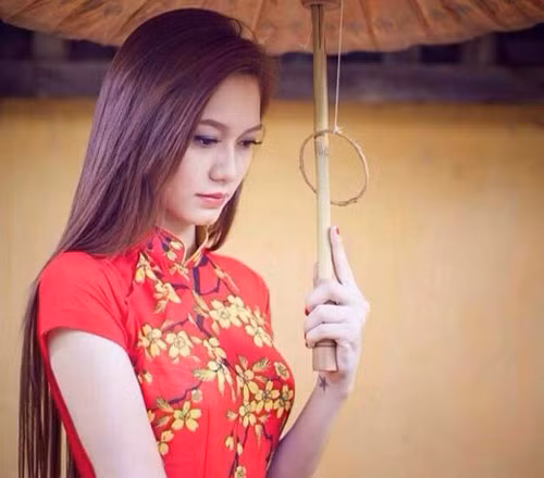 Khi còn ở Việt Nam, cô mỹ nữ họ Nhiếp đã từng tham gia cuộc thi sắc đẹp của một trò game được ưa chuộng tại Việt Nam. Nhưng cô chỉ dừng chân tại Top 20.