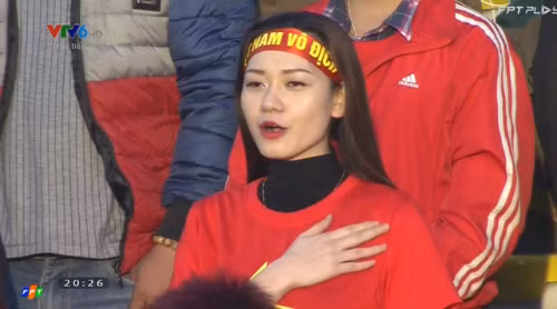 Mới đây, trong trận đấu đầu tiên của U23 Việt Nam tại VCK U23 châu Á 2016 với U23 Jordan cư dân mạng đã rất tò mò và chú ý tới một thiếu nữ xinh đẹp mặc áo cờ Tổ quốc và say mê hát Quốc ca.