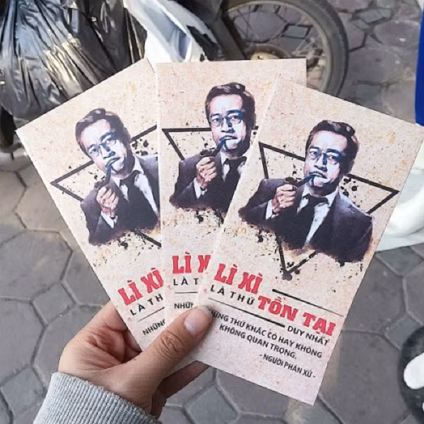 Những bao lì xì năm nay không chỉ xuất hiện đầy thú vị và nổi trội với cách thiết kế đơn giản cùng chất liệu giấy carton màu gỗ thân thiện. Năm nay, mẫu lì xì in những câu nói được chia sẻ nhiều nhất trong năm đã góp phần làm phong phú thị trường bao lì xì Tết 2018.