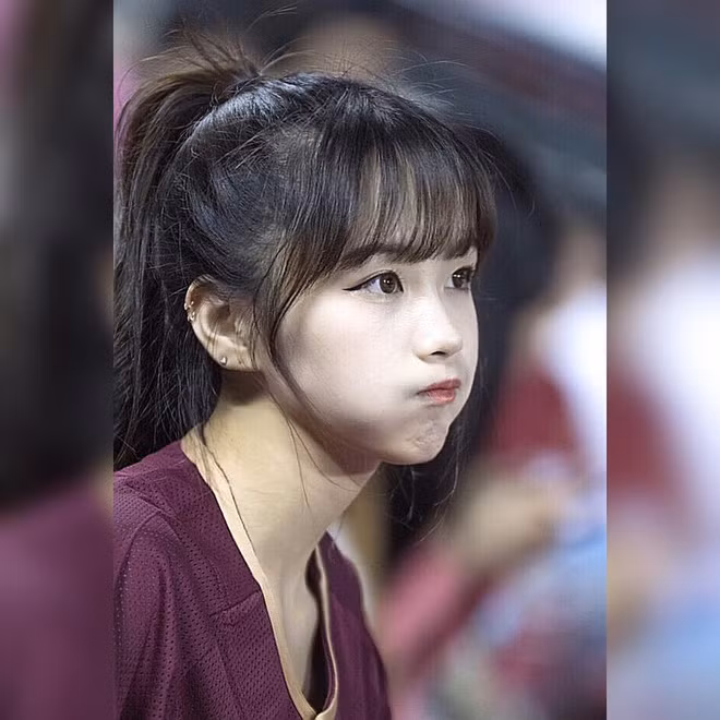 Vẻ ngoài dễ thương, tươi trẻ cùng thân hình quyến rũ của cô nàng 20 tuổi đã mang về cho cô nàng này rất nhiều hợp đồng quảng cáo cũng như lời mời biểu diễn, đặc biệt, cô nàng cũng thường xuất hiện với vai trò người phát bóng mở màn các trận đấu.