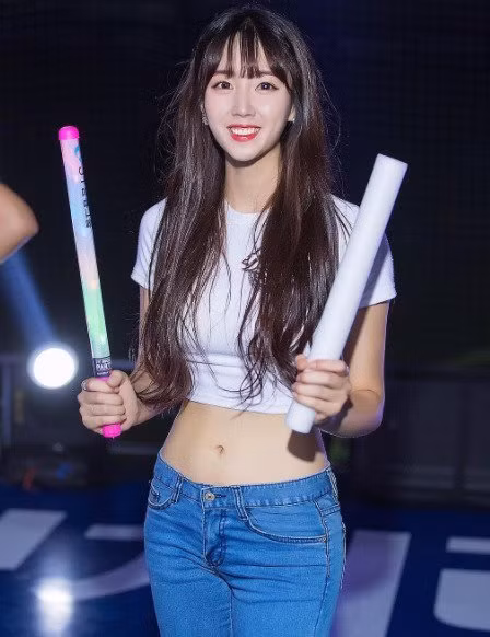 Đã sở hữu mặt đẹp, dáng thon, Ji Hyun còn khiến nhiều người phát sốt vì mình bằng nụ cười cực tươi. Chính bởi vậy, đã không ít lần các fan cuồng của nữ hoạt náo viên 9X này phải thốt lên rằng:"Cô ấy là đoá hoa của thế hệ cổ động mới. Tôi luôn mong chờ màn biểu diễn đầy sức sống của Ahn Ji Hyu".