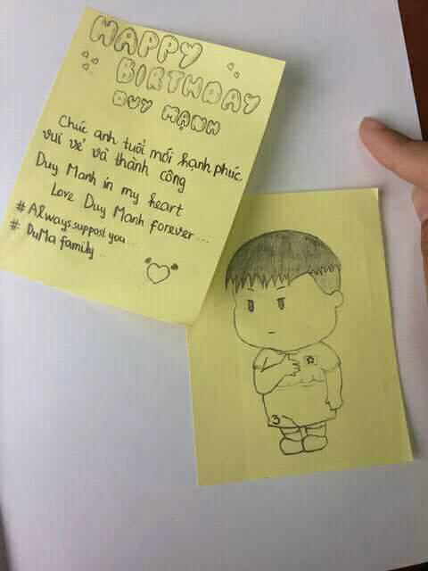 Duy Mạnh chắc sẽ xúc động lắm trước tấm chân tình của một cổ động viên này tuy đơn giản nhưng vô cùng ấm áp.