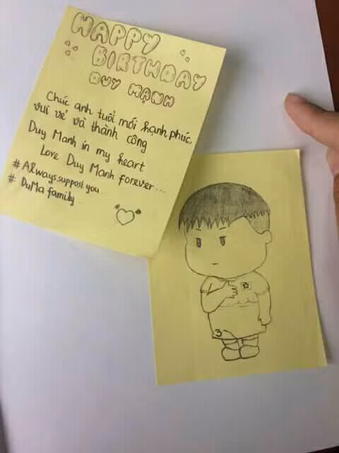 Duy Mạnh chắc sẽ xúc động lắm trước tấm chân tình của một cổ động viên này tuy đơn giản nhưng vô cùng ấm áp.