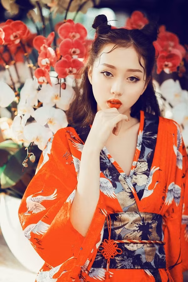 Linh Miêu có tên đầy đủ là Nguyễn Thị Thùy Linh (1997), đến từ Đắk Lắk. Hiện cô đang theo học tại trường Cao đẳng Văn hóa Nghệ thuật Đăk Lăk.